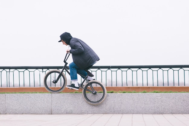 BMX freestyle. Le cycliste BMX glisse sur un vélo sur le banc. Culture de rue