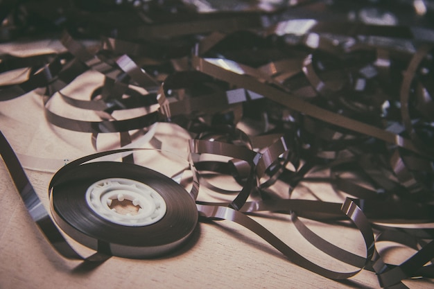 Bobine audio magnétique vintage sur le plancher en bois