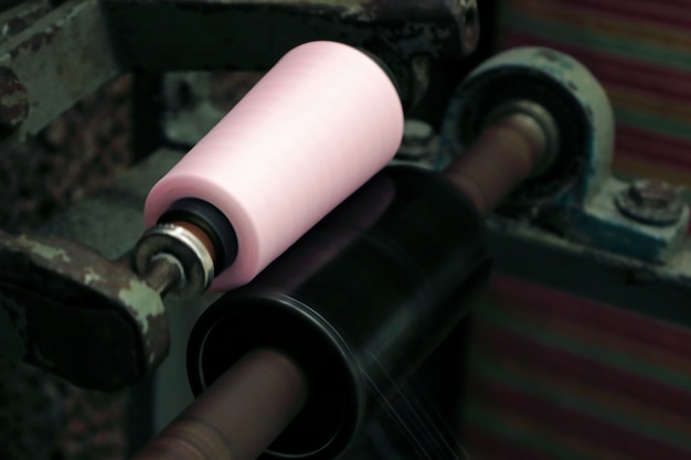 Photo bobine de fil rose pour usine de couture industrielle