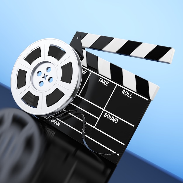 Bobine de film avec bande de cinéma près de Clapboard sur fond bleu. Rendu 3D.