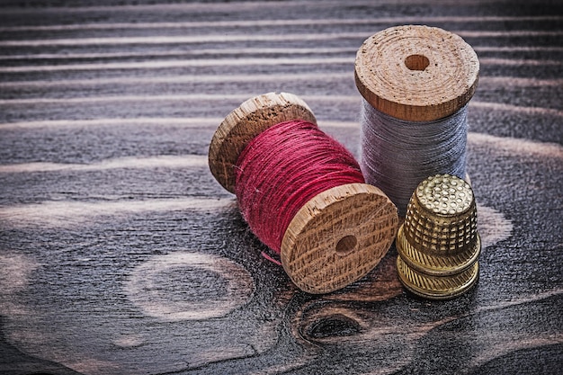 Bobines de fil à coudre vintage sur planche de bois artisanat concept