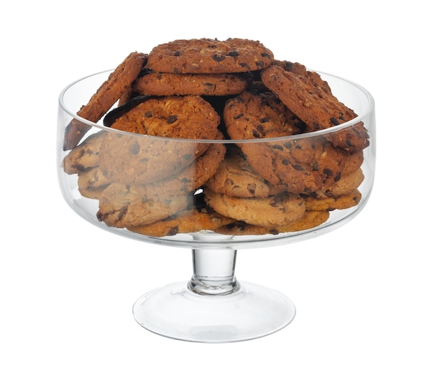 Bocal à biscuits en verre avec des cookies aux pépites de chocolat à l'intérieur isolé sur fond blanc