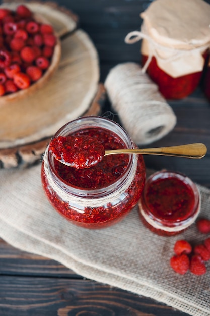 Bocal avec cuillère et confiture de framboises avec décor artisanal