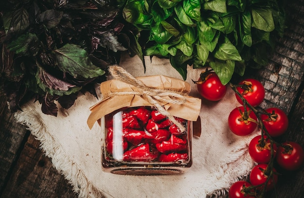 Photo bocal de tomates séchées au soleil et basilic