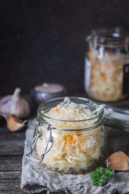 Bocal en verre avec choucroute maison sur table en bois rustique