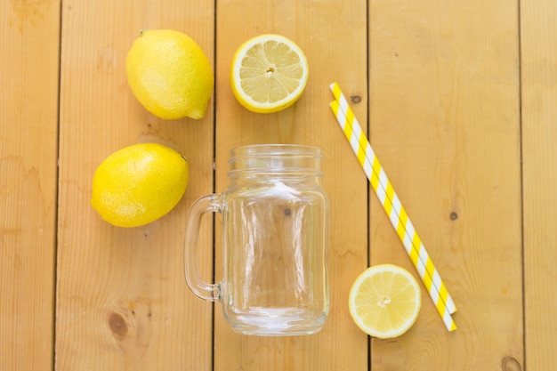 Bocal En Verre, Citrons Frais Et Pailles Sur Une Table En Bois. Lay Plat. Prêt Pour Le Cocktail. Vacances D'été