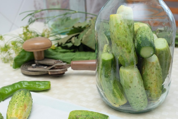 Bocal en verre avec concombre de légumes marinés aux herbes et épices préparés pour la conservation Mise au point sélective Concept de préparations d'automne de récolte maison