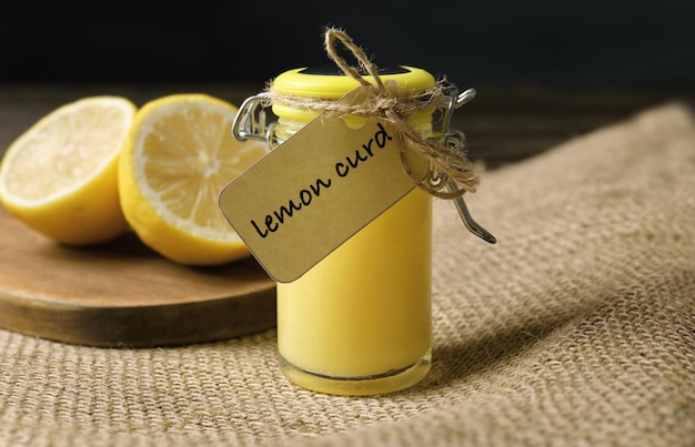 Bocal en verre avec une délicieuse crème au citron sur la table