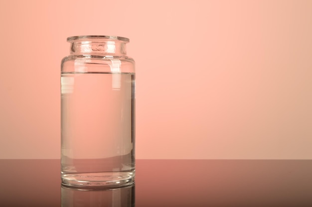 Bocal en verre avec de l'eau sur la table