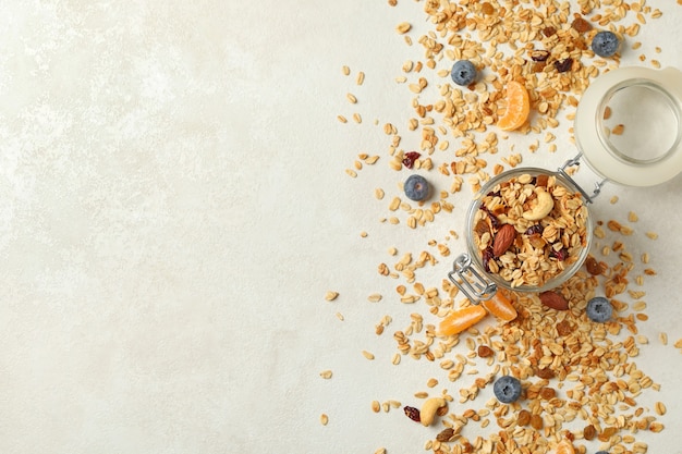 Bocal en verre avec granola savoureux isolé