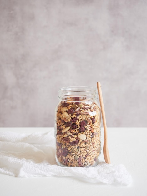 Bocal en verre avec granola sur table