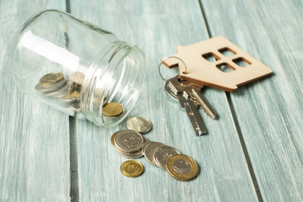 Photo bocal en verre avec des pièces en euros éparpillées. notion financière.