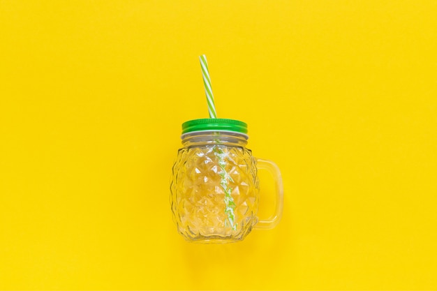 Bocal en verre vide en forme d&#39;ananas avec couvercle vert et paille pour boissons à base de fruits ou de légumes