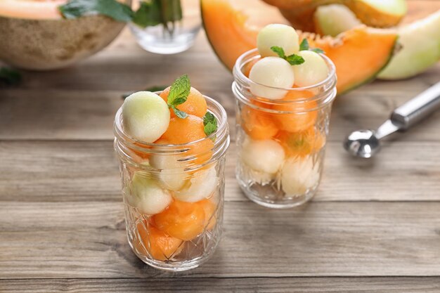 Bocaux avec boules de melon frais sur table