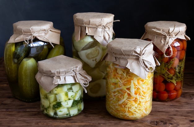 Bocaux avec des légumes en conserve