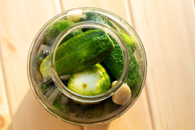 Bocaux de marinage avec des concombres dans le processus. Cornichons pour l'hiver.