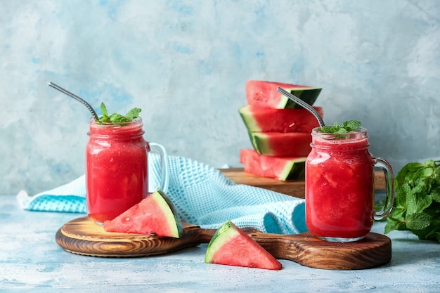 Bocaux Mason avec du jus de pastèque frais sur l'espace colorimétrique