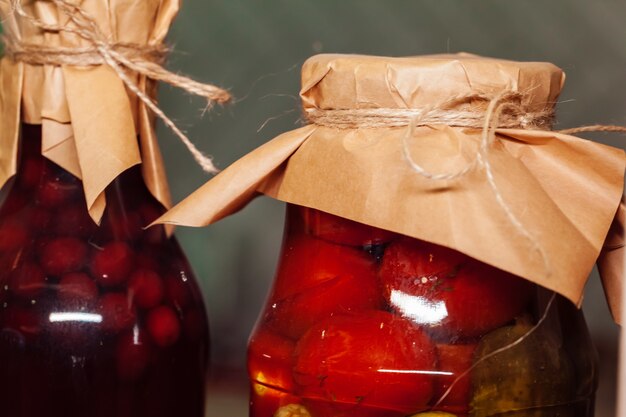 Photo bocaux en verre avec des aliments conservés se bouchent