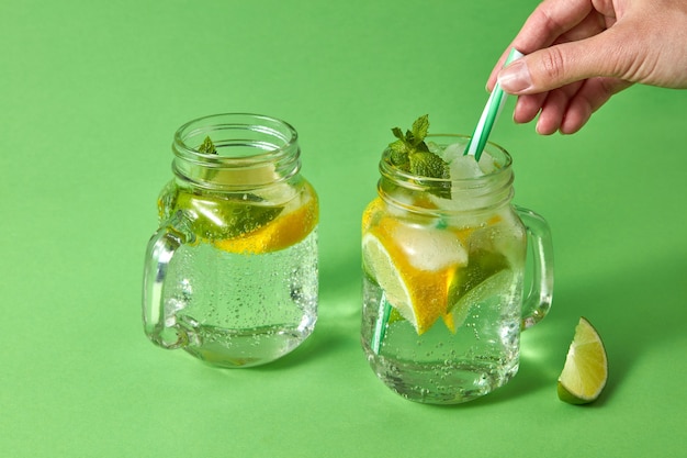 Bocaux en verre avec cocktail naturel froid fait maison