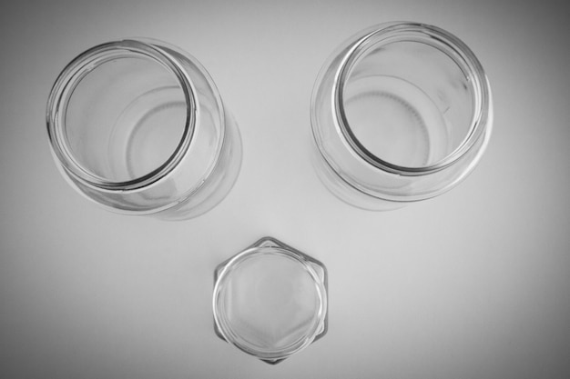 Photo bocaux en verre sur fond blanc