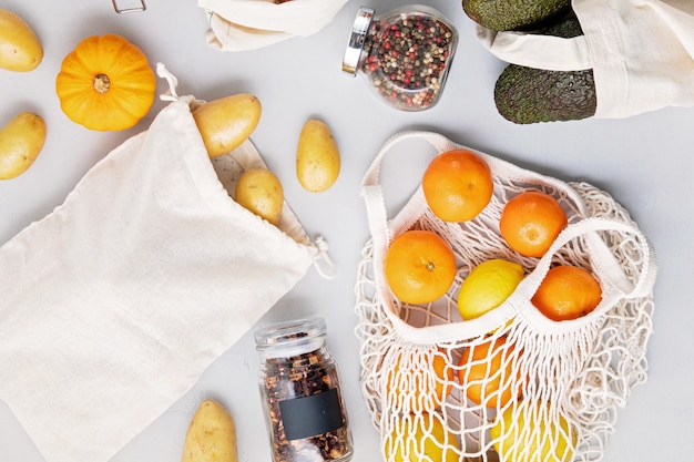 Bocaux en verre avec des grains, sacs réutilisables avec des légumes frais, des fruits