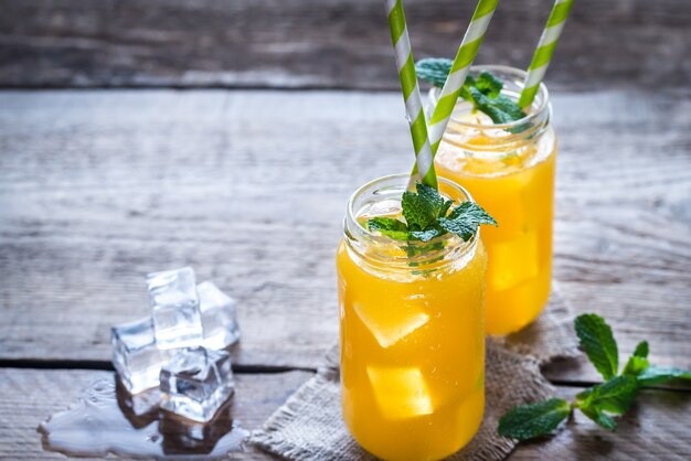 Bocaux en verre de jus de mangue