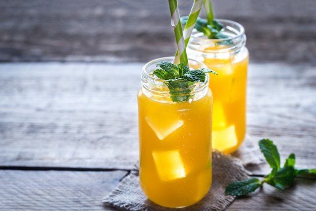 Bocaux en verre de jus de mangue