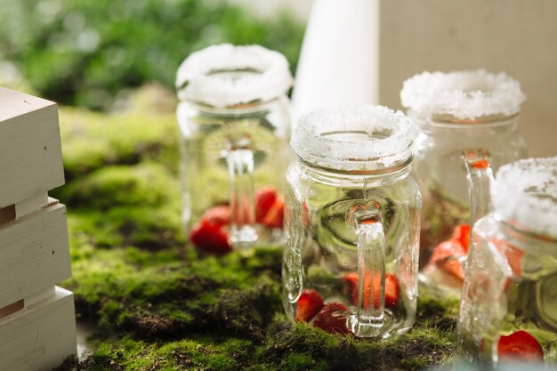 Bocaux en verre de limonade sur candy bar