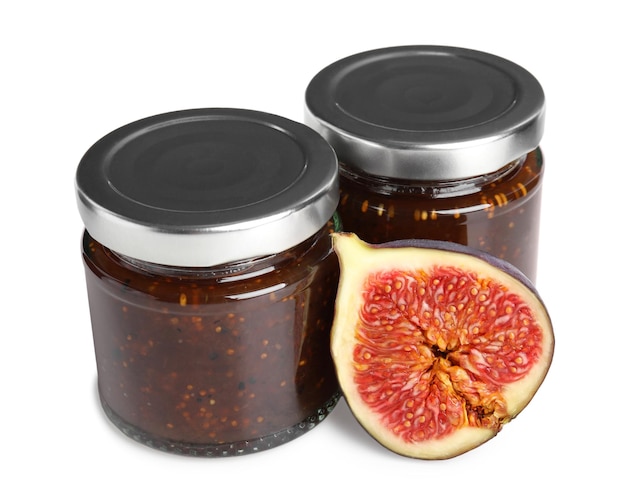 Bocaux en verre de savoureuse confiture de figues sucrées isolées sur blanc