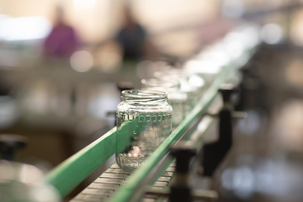 Bocaux en verre vides prêts pour la mise en conserve Contexte de l'industrie alimentaire Conservation des légumes