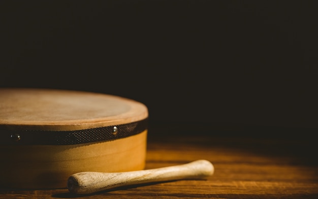 Bodhran irlandais traditionnel et bâton