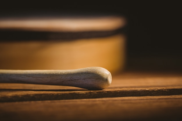 Bodhran irlandais traditionnel et bâton