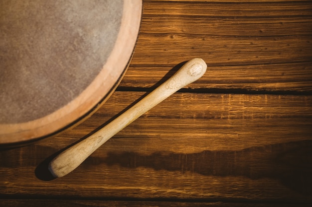 Bodhran irlandais traditionnel et bâton