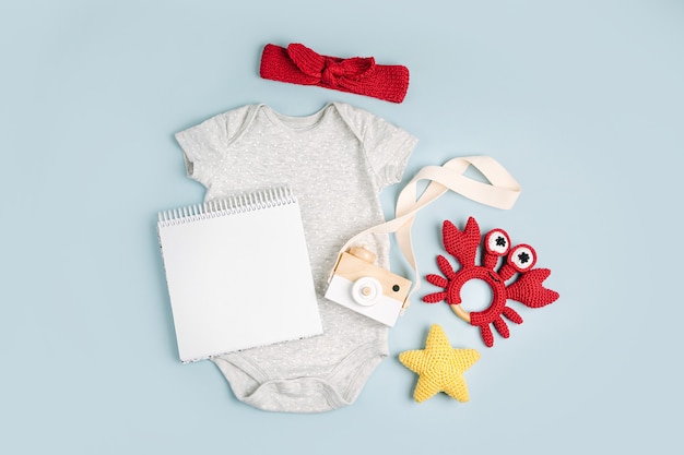 Photo body bébé mignon gris avec carte de maquette. ensemble de vêtements et accessoires pour enfants. nouveau-né de mode. mise à plat, vue de dessus