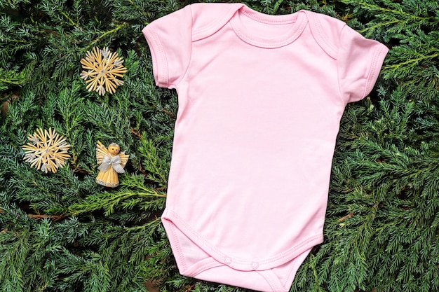 Body bébé rose mock up avec barboteuse décor de Noël