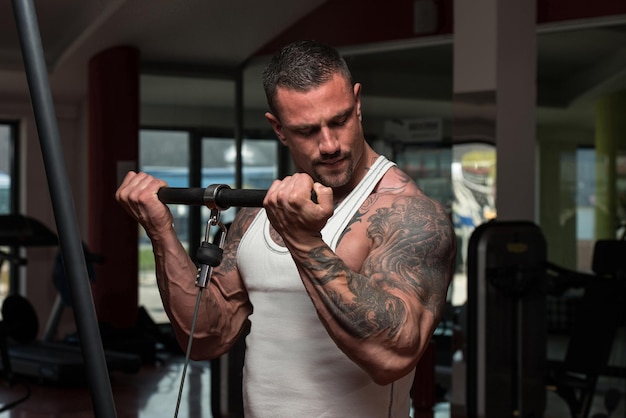 Bodybuilder adulte faisant des exercices de poids lourds pour les biceps