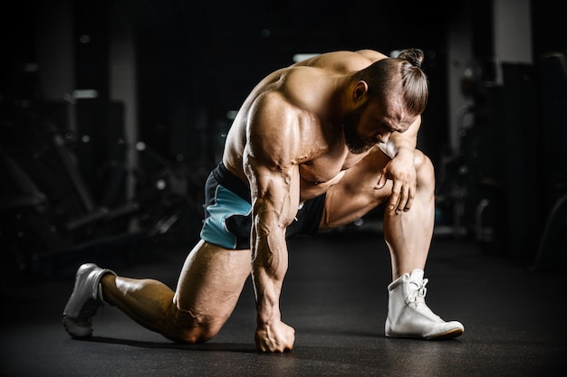 Bodybuilder athlétique homme séance d'entraînement muscles exercice