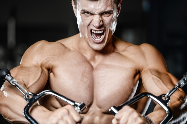 Bodybuilder athlétique homme séance d'entraînement muscles exercice