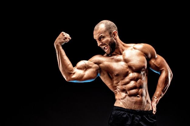 Bodybuilder chauve fort avec six pack.