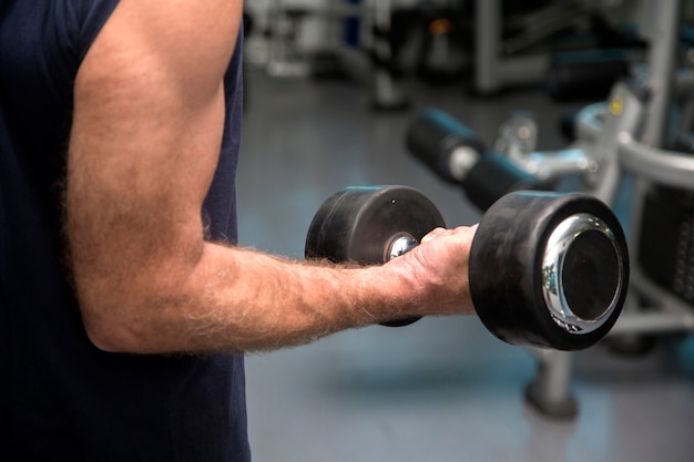 Bodybuilder dans la salle de gym