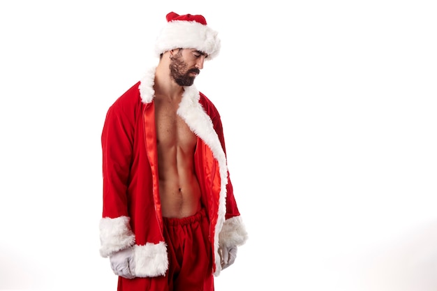 Bodybuilder du père Noël exhibant son corps athlétique sexy sur fond blanc