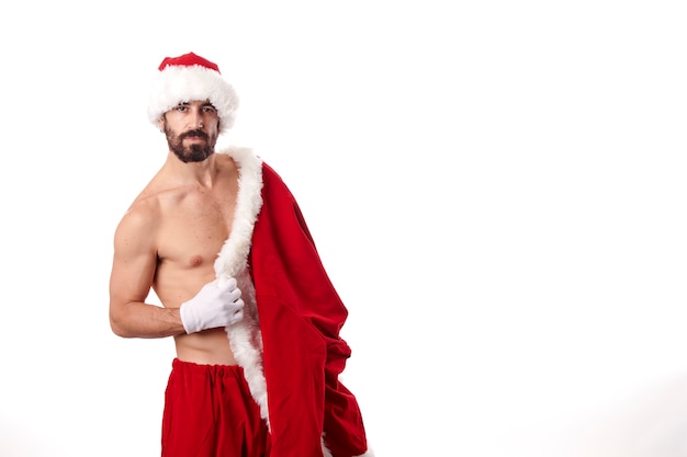 Bodybuilder du père Noël exhibant son corps athlétique sexy sur fond blanc