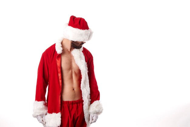 Photo bodybuilder du père noël exhibant son corps athlétique sexy sur fond blanc