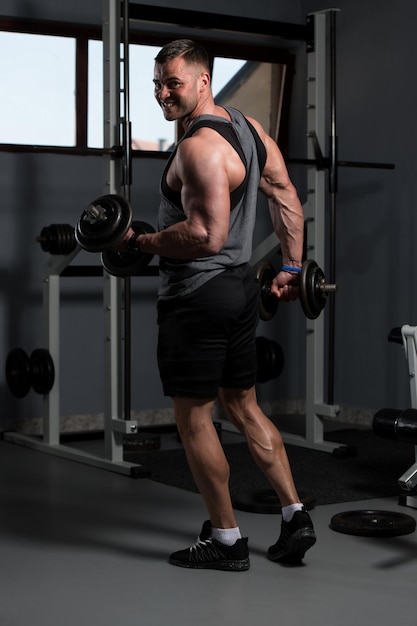 Bodybuilder exerçant des biceps avec des haltères