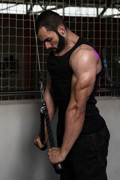 Bodybuilder exerçant des triceps