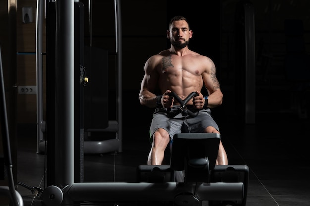 Bodybuilder faisant de l'exercice dans la salle de gym