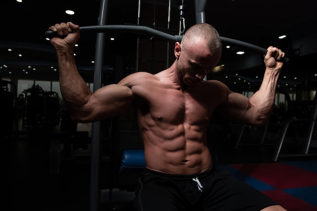 Bodybuilder faisant de l'exercice dans la salle de gym