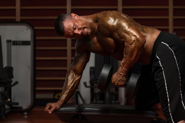 Bodybuilder faisant de l'exercice avec des haltères