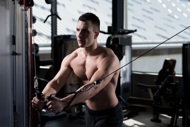 Bodybuilder faisant de l'exercice sur la poitrine de la machine