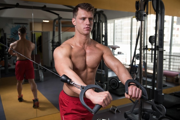 Bodybuilder faisant de l'exercice sur la poitrine de la machine